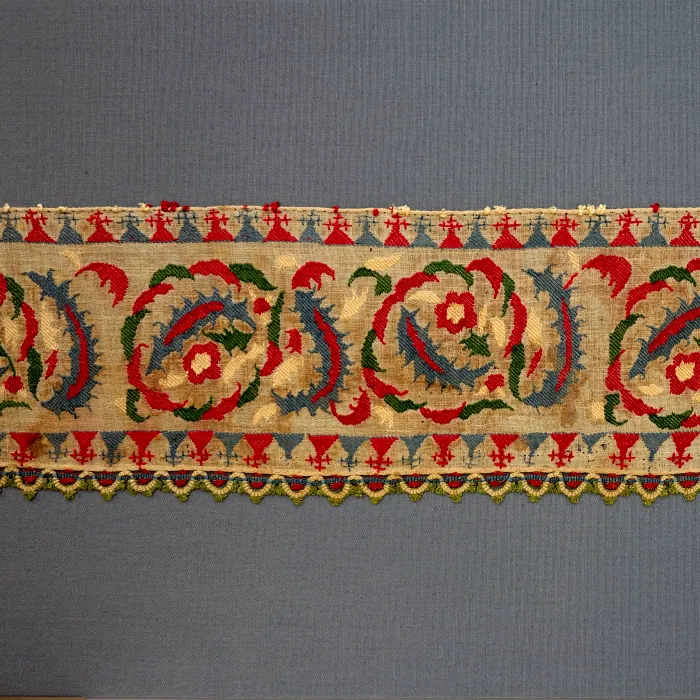 Textile fragment with bandhani, or tie die, imitation and rosettes, 2nd half of the 10th - 15th century AD